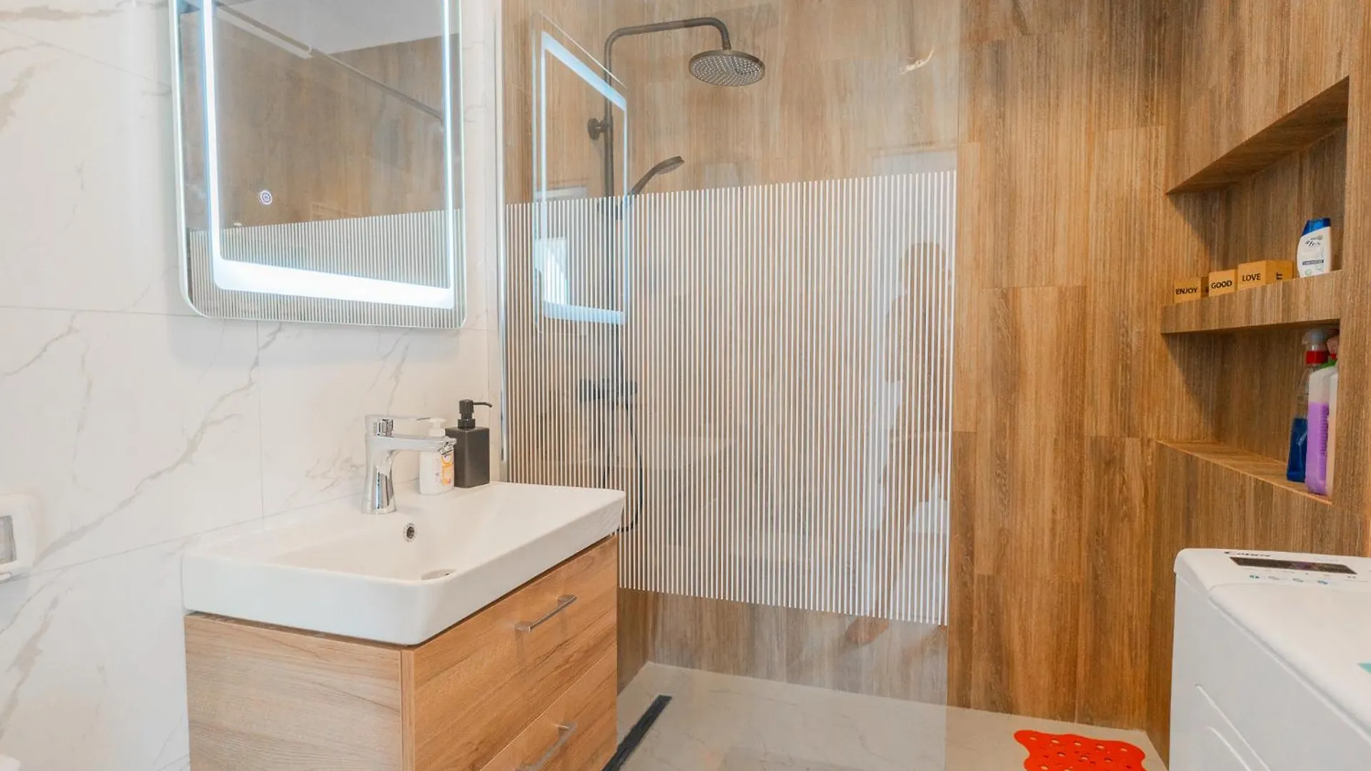 Elegant & Relaxing Gem Apartment Bucharest Romania